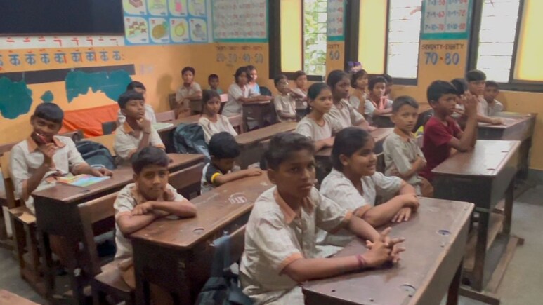 BMC School : मुंबई महापालिकेच्या मराठी शाळेत पहिली ते सातवी, एक वर्ग आणि 1 शिक्षक! कधी जाग येणार?