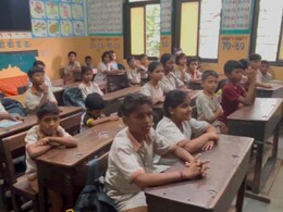 BMC School : मुंबई महापालिकेच्या मराठी शाळेत पहिली ते सातवी, एक वर्ग आणि 1 शिक्षक! कधी जाग येणार? BMC School : मुंबई महापालिकेच्या मराठी शाळेत पहिली ते सातवी, एक वर्ग आणि 1 शिक्षक! कधी जाग येणार?
