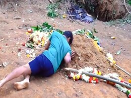 Bengaluru Stampede : 'मलाही इथेच राहायचं आहे',  चेंगराचेंगरीत मुलाला गमावलेल्या पित्याने मारली कबरीला मिठी Bengaluru Stampede : 'मलाही इथेच राहायचं आहे',  चेंगराचेंगरीत मुलाला गमावलेल्या पित्याने मारली कबरीला मिठी