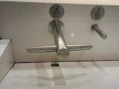 बेंगलुरु एयरपोर्ट का 'जादुई' नल देख भड़का इंटरनेट, यूजर बोले- इसे बनाने वाला नर्क का हकदार है