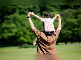Father's Day 2025 Messages: बाबांचे प्रेम म्हणजे आभाळाएवढी माया! वडिलांना हे सुंदर मेसेज पाठवून साजरा करा खास दिवस