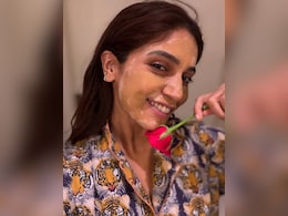 Bhumi Pednekar ग्लोइंग और बेदाग स्किन के लिए चेहरे पर लगाती हैं यह चीज, इस घरेलू नुस्खे को आजमा सकती हैं आप भी Bhumi Pednekar ग्लोइंग और बेदाग स्किन के लिए चेहरे पर लगाती हैं यह चीज, इस घरेलू नुस्खे को आजमा सकती हैं आप भी