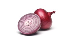 Raw Onion Benefits: रोज 1 कांदा खा, आजार दूर ठेवा! डॉक्टरांनी सांगितले फायदे आणि योग्य पद्धत