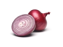 Raw Onion Benefits: रोज 1 कांदा खा, आजार दूर ठेवा! डॉक्टरांनी सांगितले फायदे आणि योग्य पद्धत