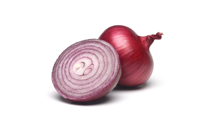 Raw Onion Benefits: रोज 1 कांदा खा, आजार दूर ठेवा! डॉक्टरांनी सांगितले फायदे आणि योग्य पद्धत