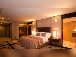 Rajathan: जयपुर के एक फाइव स्टार होटल की ख‍िड़की में पर्दा नहीं लगाना कपल को पड़ा महंगा, सड़क से लोगों ने बना ल‍िए वीडियो 