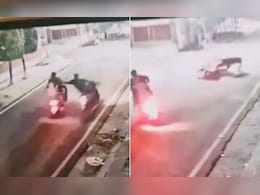 Video: चलती बाइक से चेन झपटने आया था स्नैचर, अगले ही पल हो गया कर्मों का हिसाब Video: चलती बाइक से चेन झपटने आया था स्नैचर, अगले ही पल हो गया कर्मों का हिसाब