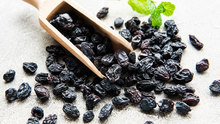 भीगी हुई काली किशमिश खाने के क्या फायदे हैं? बीमारियों से दूर रहने के लिए ये 5 लोग जरूर खाएं