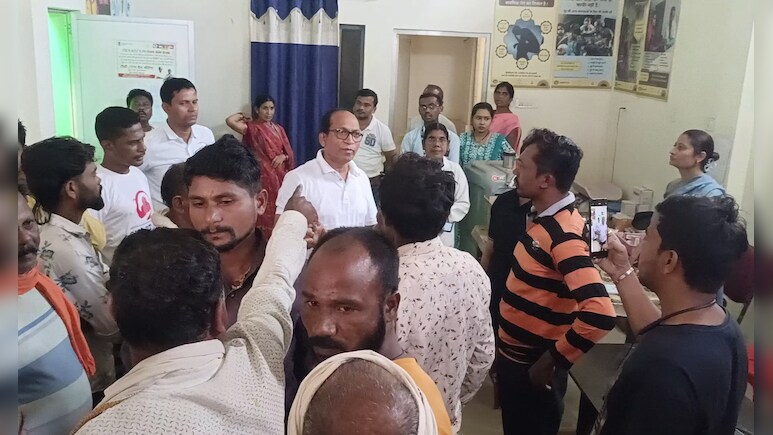 इसे शराब में मिलाकर...डायरिया के कहर के बीच CMHO के बयान ने मयाचा बवाल, जानें क्या कहा ? इसे शराब में मिलाकर...डायरिया के कहर के बीच CMHO के बयान ने मयाचा बवाल, जानें क्या कहा ?