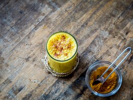 सर्दियों में रोजाना हल्दी वाला दूध पीने से दूर होंंगी ये बीमारियां, दूर होगी कब्&zwj;ज, आएगी बच्&zwj;चों जैसी नींद