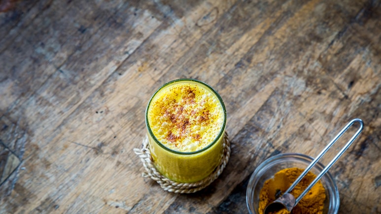 सर्दियों में रोजाना हल्दी वाला दूध पीने से दूर होंंगी ये बीमारियां, दूर होगी कब्&zwj;ज, आएगी बच्&zwj;चों जैसी नींद