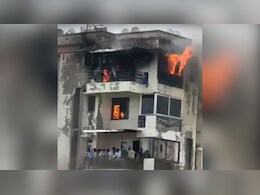 छठी मंजिल पर लगी आग, शीशे तोड़कर कूदे लोग, 3 की गई जान... दिल्ली के द्वारका में दिखा खौफनाक मंजर छठी मंजिल पर लगी आग, शीशे तोड़कर कूदे लोग, 3 की गई जान... दिल्ली के द्वारका में दिखा खौफनाक मंजर