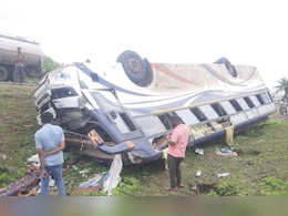 Accident News: पुणे- सोलापूर महामार्गावर ट्रॅव्हल्स उलटली, 30 प्रवासी गंभीर जखमी, चालकाला डुलकी लागल्याने.. Accident News: पुणे- सोलापूर महामार्गावर ट्रॅव्हल्स उलटली, 30 प्रवासी गंभीर जखमी, चालकाला डुलकी लागल्याने..