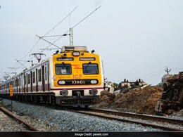 Mumbai Local Train: मोटरमनच्या कॅबिनमध्ये 'तिसरा डोळा', CCTV कॅमेऱ्यांची सर्व हालचालींवर असणार नजर Mumbai Local Train: मोटरमनच्या कॅबिनमध्ये 'तिसरा डोळा', CCTV कॅमेऱ्यांची सर्व हालचालींवर असणार नजर