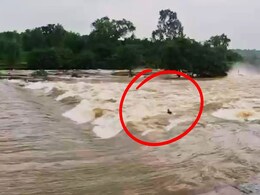 रंधा धबधब्याच्या रुद्रावतारातून बचावला तरुण, अशी केली स्वत:ची सुटका; थरारक घटनेचा Video 