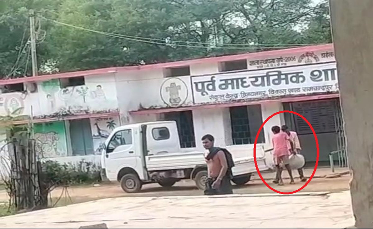 Mid Day Meal: बलरामपुर में बड़ी लापरवाही; बच्चों के राशन पर डाका, ग्रामीणों ने वायरल कर दिया Video