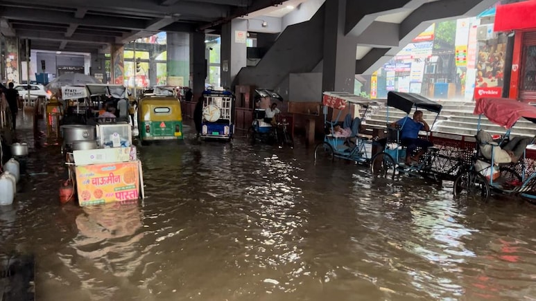 बारिश में रिपोर्टिंग और पर्दे के पीछे की असली कहानी
