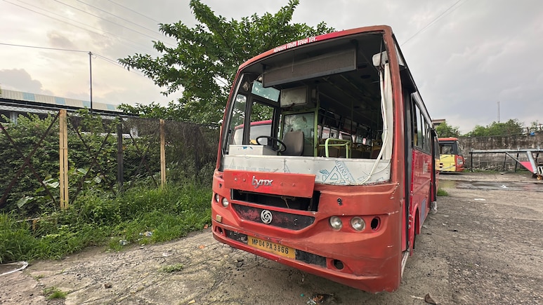 भोपाल की थमी रफ्तार: 25000 के लिए सिर्फ 1 बस, 16 में से 14 रूट बंद; ISBT पर बसों को खा रही जंग
