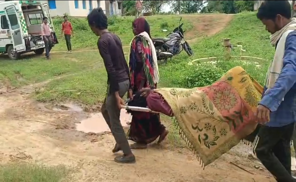 MCB News: हरकाटन पारा में स्वास्थ्य सेवाओं की बदहाली; एम्बुलेंस तक पहुंचने के लिए 3 KM कर पैदल यात्रा
