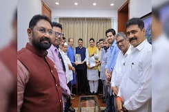 Uddhav Thackeray Meets Devendra Fadnavis Day After "Crossing Over" Joke Uddhav Thackeray Meets Devendra Fadnavis Day After "Crossing Over" Joke