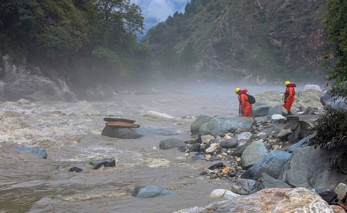 NDRF की टीमें राहत और बचाव अभियान में लगी हैं. NDRF की टीमें राहत और बचाव अभियान में लगी हैं.