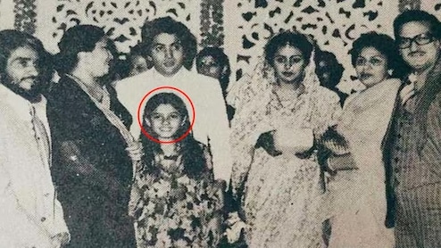 जिसकी शादी में गई उसी पर था क्रश, ऋषि-नीतू के साथ दिख रही इस बच्ची ने बड़ी होकर मचाया हंगामा, 90's से अब तक नंबर 1...पहचाना क्या?