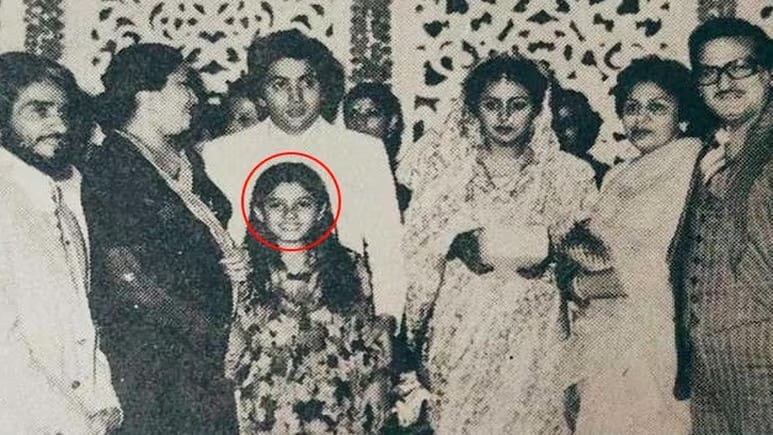 जिसकी शादी में गई उसी पर था क्रश, ऋषि-नीतू के साथ दिख रही इस बच्ची ने बड़ी होकर मचाया हंगामा, 90's से अब तक नंबर 1...पहचाना क्या?