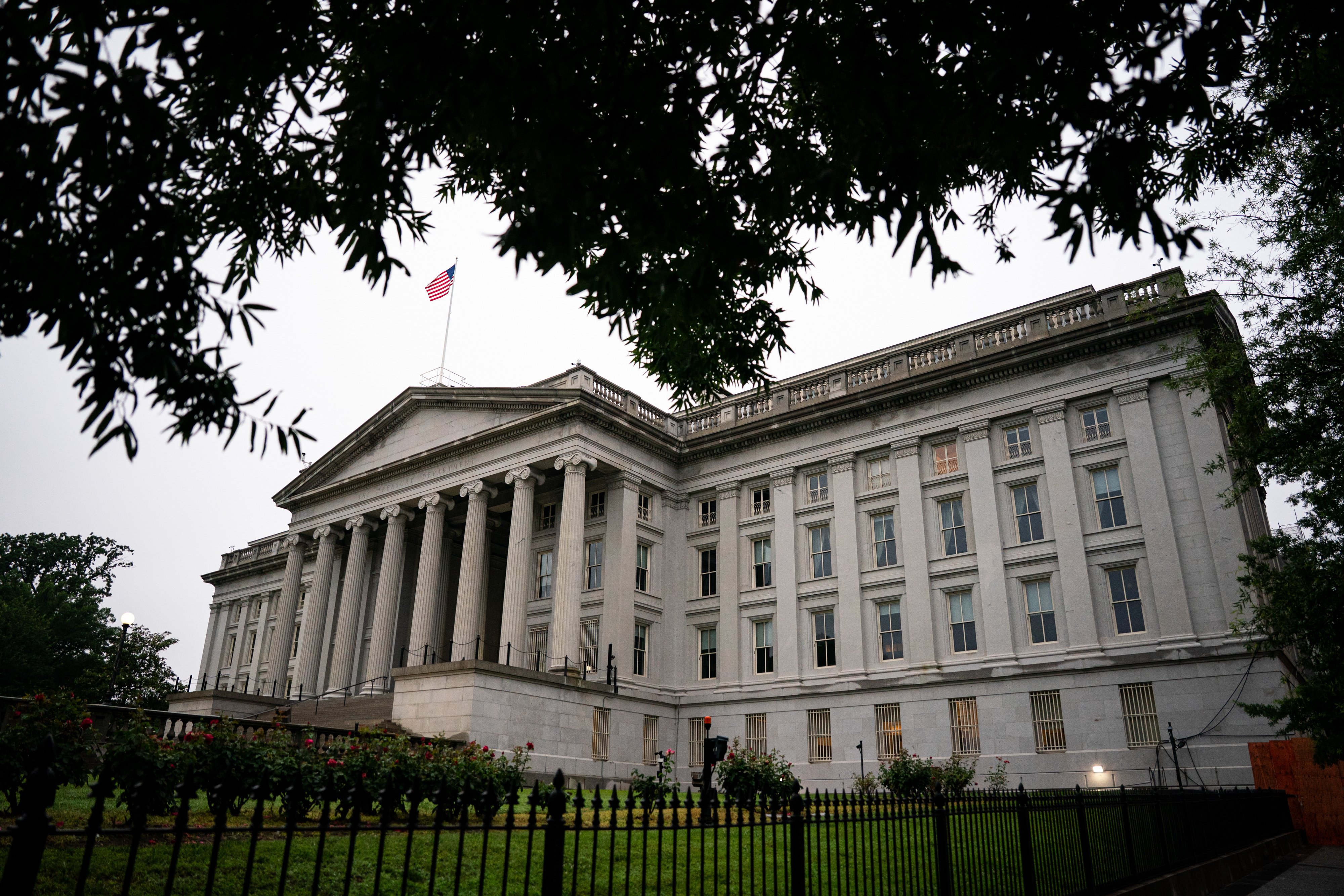 Treasuries Fall As Traders Pare Bets On Rate Cuts This Year