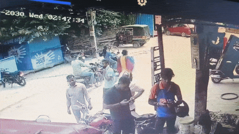 Rajasthan: जयपुर में बेटी के साथ स्कूटी पर जा रही महिला की चेन छीनी, पूरी घटना CCTV कैमरे में क़ैद&nbsp;