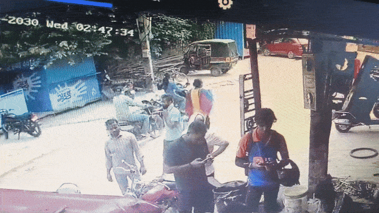 Rajasthan: जयपुर में बेटी के साथ स्कूटी पर जा रही महिला की चेन छीनी, पूरी घटना CCTV कैमरे में क़ैद Rajasthan: जयपुर में बेटी के साथ स्कूटी पर जा रही महिला की चेन छीनी, पूरी घटना CCTV कैमरे में क़ैद