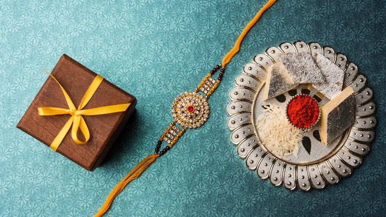Raksha Bandhan 2025: रक्षाबंधन पर 1000 रुपये के अंदर खरीद लें ये गिफ्ट, तारीफ करते नहीं थकेगी बहन