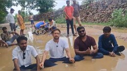 छतरपुर में सड़क के लिए अनोखा प्रदर्शन: पानी भरे गड्ढों में बैठकर ग्रामीणों ने जताया विरोध
