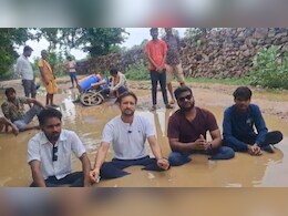 छतरपुर में सड़क के लिए अनोखा प्रदर्शन: पानी भरे गड्ढों में बैठकर ग्रामीणों ने जताया विरोध छतरपुर में सड़क के लिए अनोखा प्रदर्शन: पानी भरे गड्ढों में बैठकर ग्रामीणों ने जताया विरोध