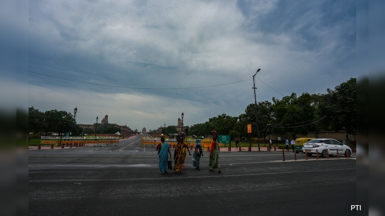Delhi Weather Today: दिनभर छाए रहेंगे बादल, कई हिस्सों में हल्की बारिश होने के भी आसार