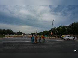 Delhi Weather Today: दिनभर छाए रहेंगे बादल, कई हिस्सों में हल्की बारिश होने के भी आसार Delhi Weather Today: दिनभर छाए रहेंगे बादल, कई हिस्सों में हल्की बारिश होने के भी आसार