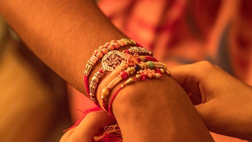 Rakhi 2025: रक्षाबंधन पर पूजा की थाली में जरूर रखें ये चीजें, मिलते हैं शुभ फल