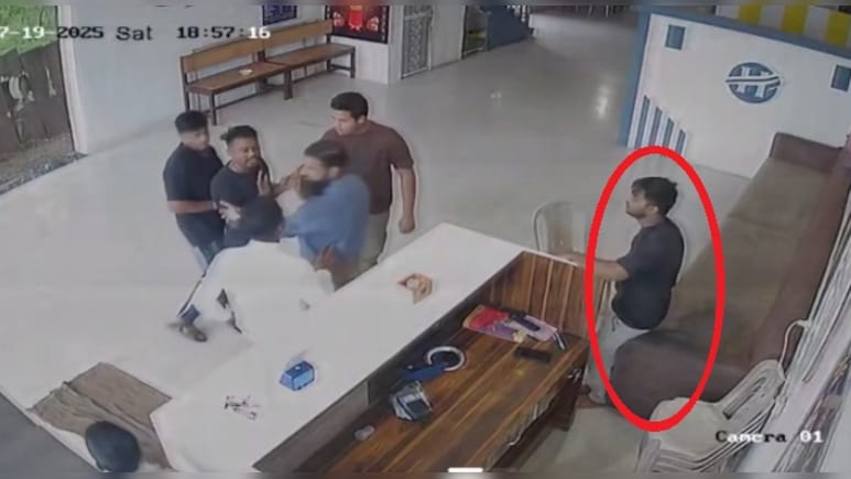 सड़क से नहीं हटाया ऑटो तो चालक को जमकर पीटा, जान बचाने होटल में घुसा तो वहां से भी निकाला बाहर सड़क से नहीं हटाया ऑटो तो चालक को जमकर पीटा, जान बचाने होटल में घुसा तो वहां से भी निकाला बाहर