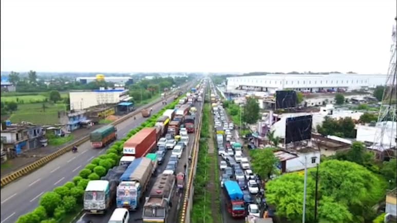 Pune News : पोलिसांच्या वाहनामुळेच चाकणमध्ये वाहतूक कोंडी, सामान्यांच्या त्रासात भर