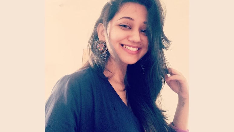 Ketki Chitale : "मराठी न बोलल्यास भोकं पडणार आहेत का?", केतकी चितळे पुन्हा बरळली Ketki Chitale : "मराठी न बोलल्यास भोकं पडणार आहेत का?", केतकी चितळे पुन्हा बरळली