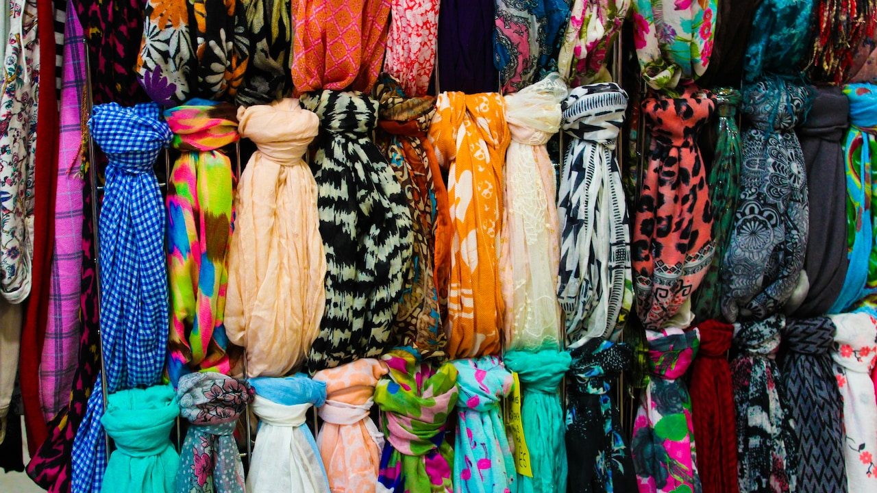 Upgrade Your Outfit With Great Collection On Scarves and Stoles During Flipkart GOAT Sale.