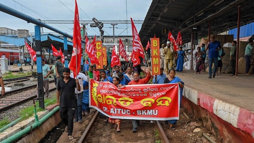 Bharat Bandh: Groom Stuck As Protesters Block Route In Bhubaneswar