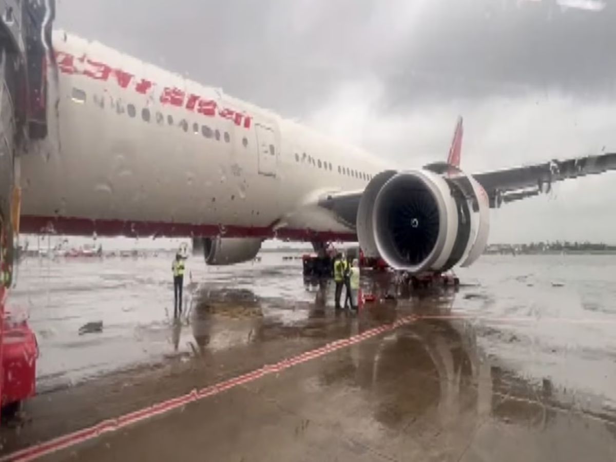 खौफनाक मंजर: भारी बारिश में रनवे पार कर गया एयरइंडिया का प्लेन, 3 टायर फटे, अटकी यात्रियों की सांसें