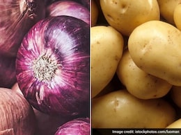 बारिश के मौसम में आलू-प्याज को खराब होने से बचाने के लिए अपनाएं ये टिप्स, महीनों तक नहीं होंगे खराब बारिश के मौसम में आलू-प्याज को खराब होने से बचाने के लिए अपनाएं ये टिप्स, महीनों तक नहीं होंगे खराब