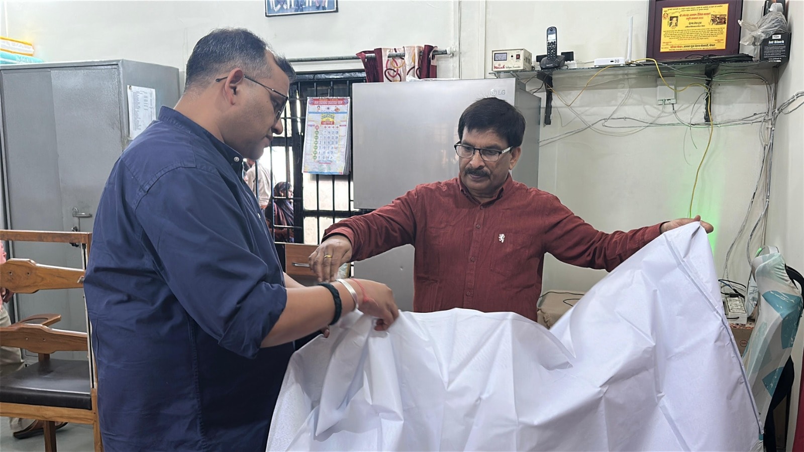 धमार्थ संस्था शवों के अंतिम संस्कार के लिए मुफ्त में कफन देती है लेकिन कुछ घपलेबाज इन्हें भी बाजार में 1000-1500 रुपये में बेच देते हैं. धमार्थ संस्था शवों के अंतिम संस्कार के लिए मुफ्त में कफन देती है लेकिन कुछ घपलेबाज इन्हें भी बाजार में 1000-1500 रुपये में बेच देते हैं.