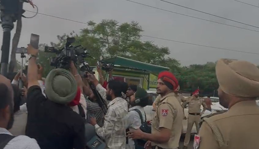 Breaking News: 14 दिन की न्यायिक हिरासत में भेजे गए बिक्रम सिंह मजीठिया, मोहाली कोर्ट के बाहर विरोध प्रदर्शन