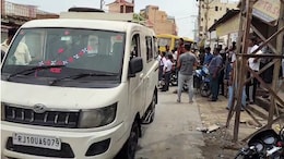 स्कूल वैन में अचानक लगी आग... सवार थे 18 से 20 बच्चे, अफरा-तफरी के बीच बाल-बाल बची जान