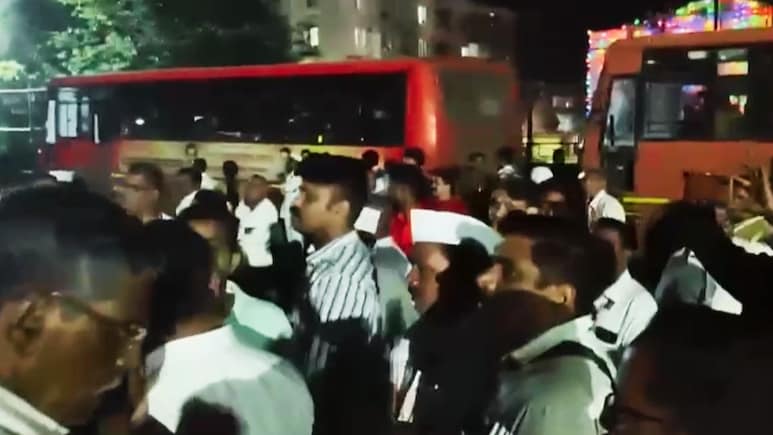 आषाढी वारी करून विशेष एसटीने घरी परतणाऱ्या वारकऱ्यांचे हाल, पेट्रोल पंपावर 6 तास प्रतीक्षा आषाढी वारी करून विशेष एसटीने घरी परतणाऱ्या वारकऱ्यांचे हाल, पेट्रोल पंपावर 6 तास प्रतीक्षा