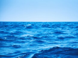 Alibaug News : अलिबागजवळ मच्छिमार बोट बुडाली, 5 खलाशांनी 9 तास पोहोत गाठला किनारा; तिघेजण अद्याप बेपत्ता