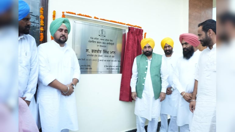 पंजाब : 2.80 करोड़ की लागत से बनी 8 लाइब्रेरी, CM भगवंत मान ने दी ग्रामीण छात्रों को सौगात पंजाब : 2.80 करोड़ की लागत से बनी 8 लाइब्रेरी, CM भगवंत मान ने दी ग्रामीण छात्रों को सौगात