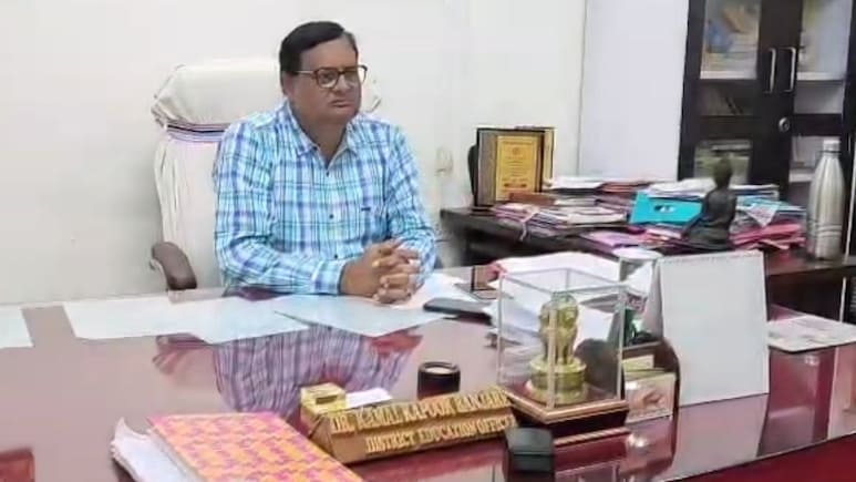 बेमेतरा में DEO की बड़ी कार्रवाई, हेडमास्टर धनेश्वरी करभाल और कपिल नारायण निलंबित, जानें पूरा मामला बेमेतरा में DEO की बड़ी कार्रवाई, हेडमास्टर धनेश्वरी करभाल और कपिल नारायण निलंबित, जानें पूरा मामला